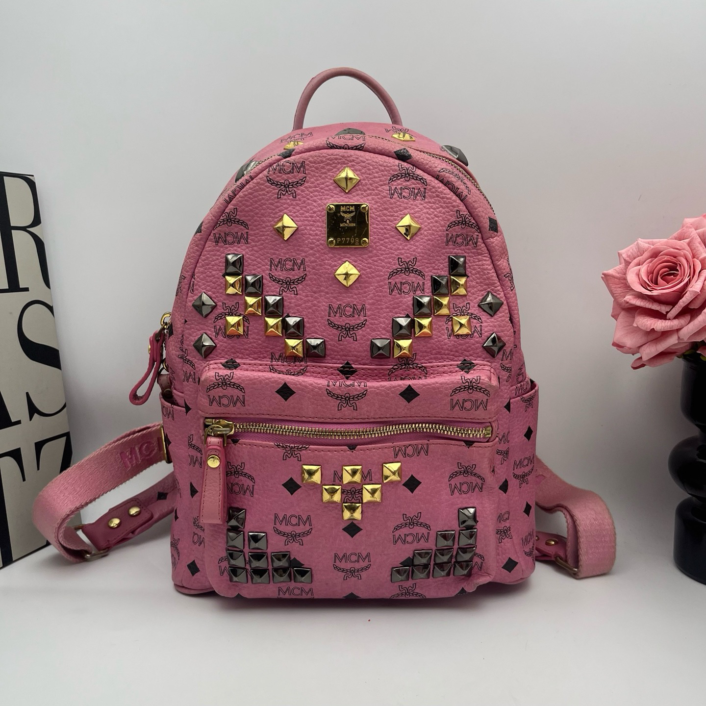 95新 MCM MCM xy 9123 粉色铆钉双肩包