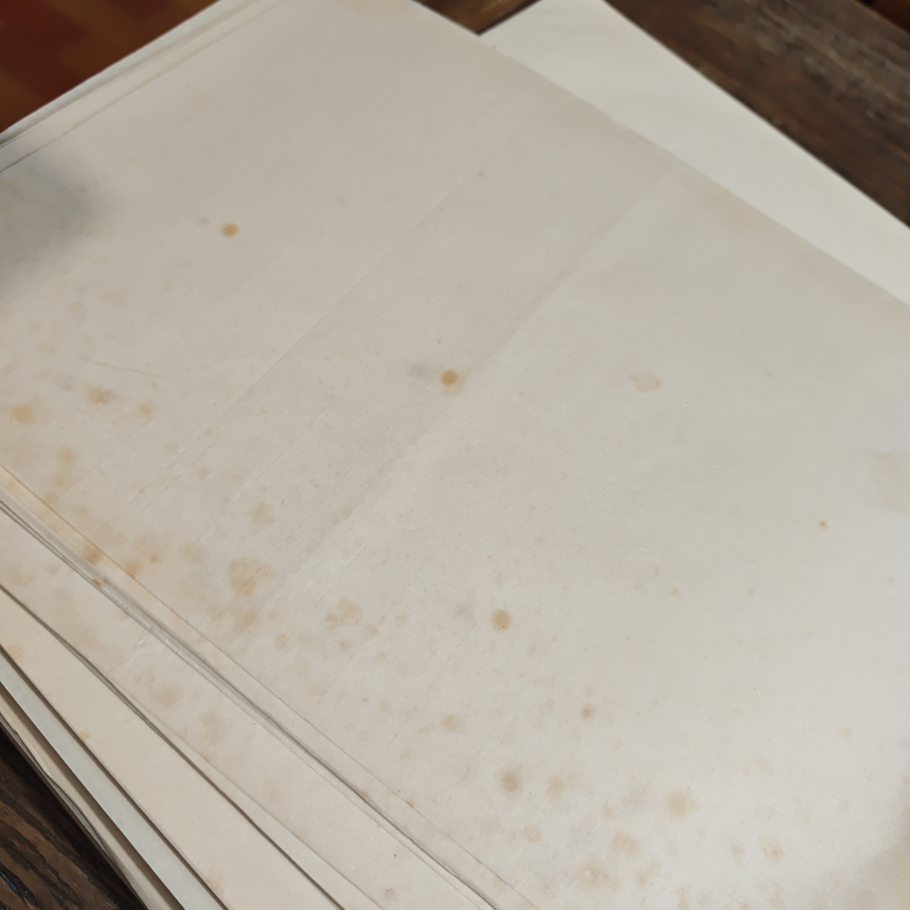 一百张左右七十年代毛边带黄斑24*33cm