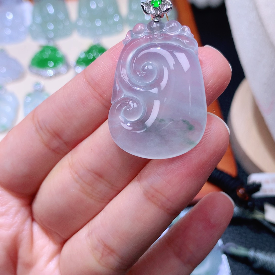 颈饰18K金镶嵌翡翠如意