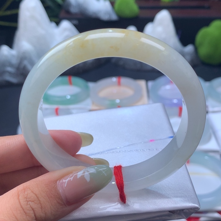 未镶嵌手镯翡翠淡淡飘黄翡之前1
