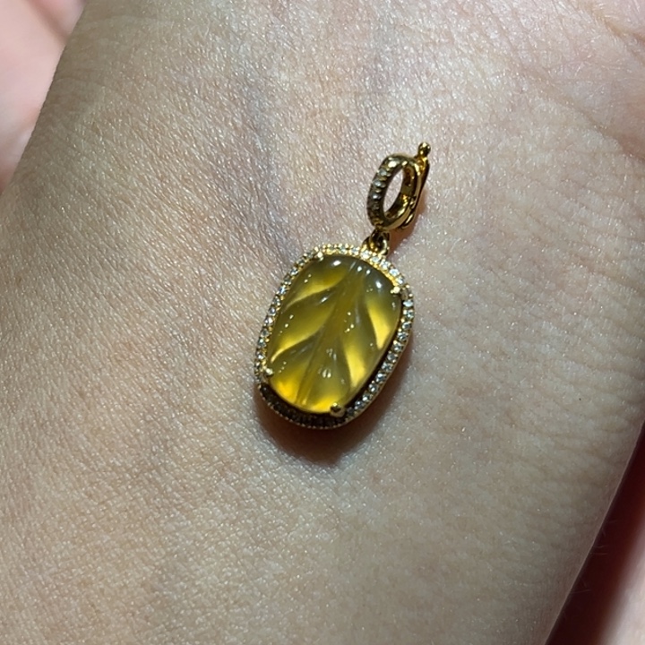 翡翠18K金镶嵌颈饰吊坠