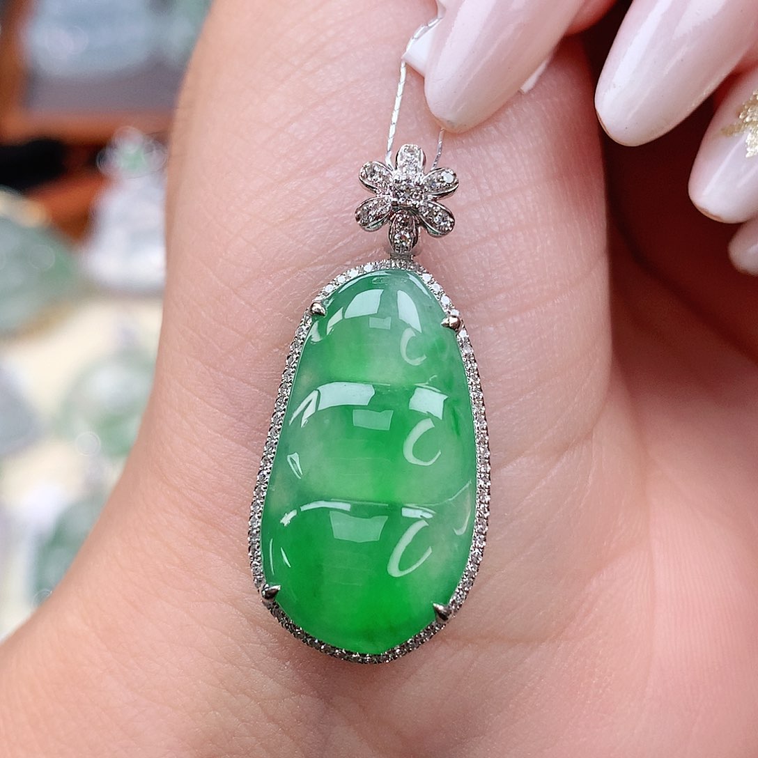 颈饰18K金镶嵌翡翠豆子