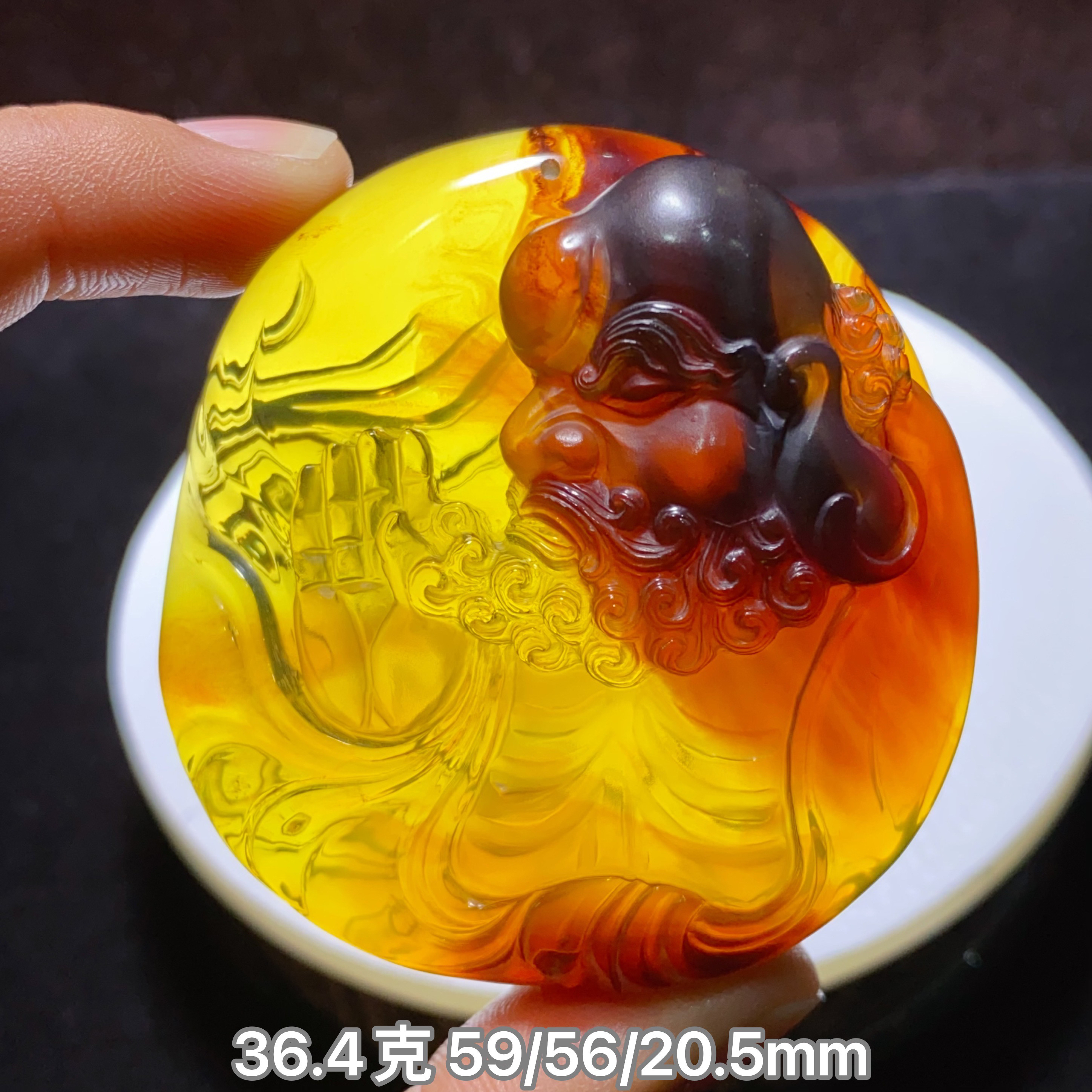 【小伊琥珀】36.4克红蜜俏色巧雕「达摩」