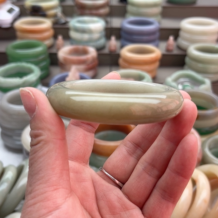 石英质玉手镯未镶嵌