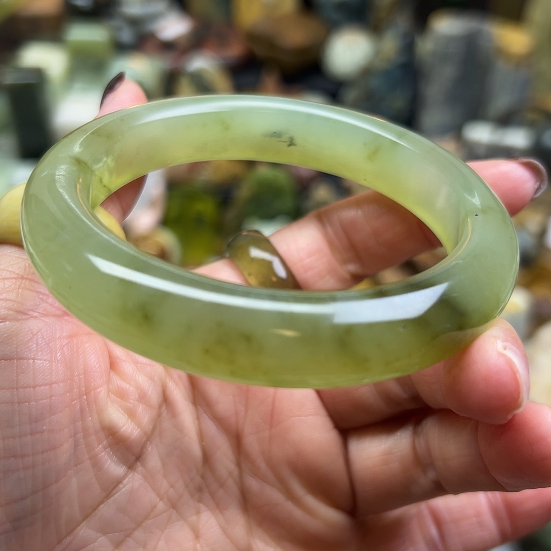 岫玉未镶嵌颈饰岫玉绿61.8有瑕