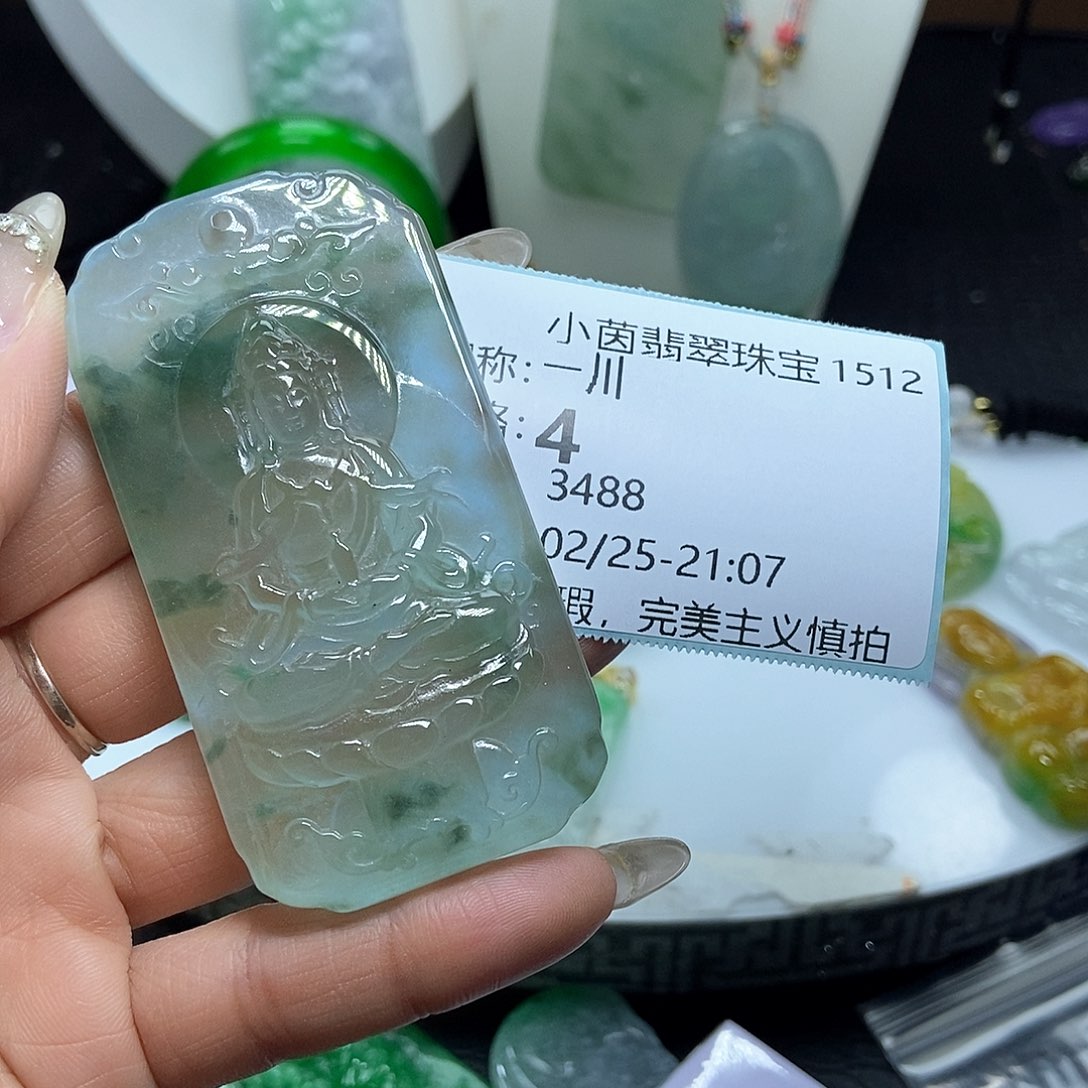 翡翠吊坠(赠链)未镶嵌一*