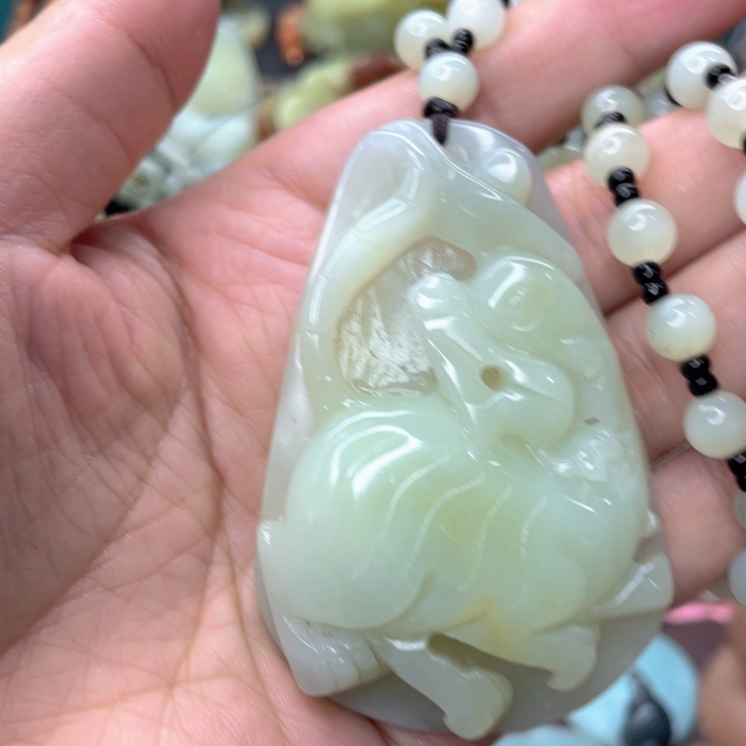 蛇纹石玉颈饰未镶嵌