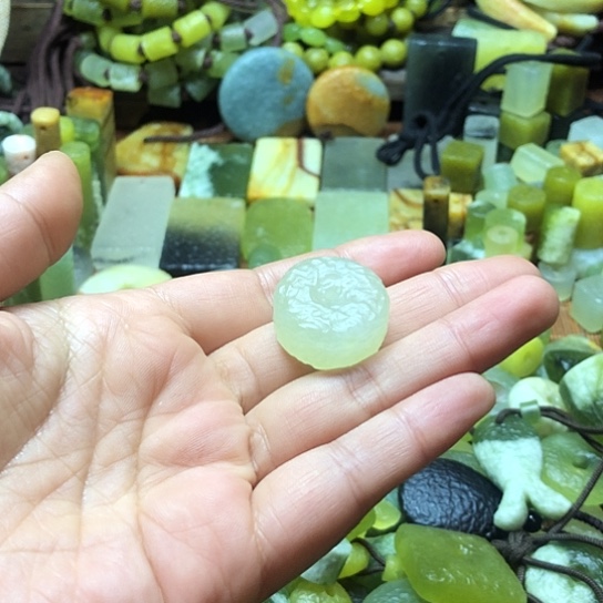 未镶嵌岫玉吊坠O**。