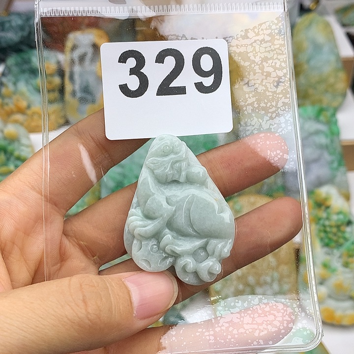 翡翠未镶嵌颈饰困****影翡翠