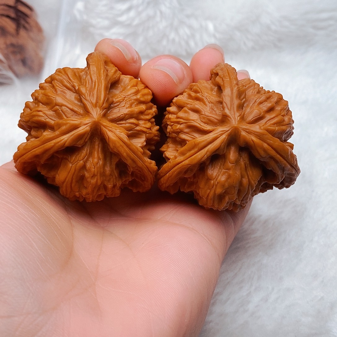 L***r文玩核桃吊坠三棱