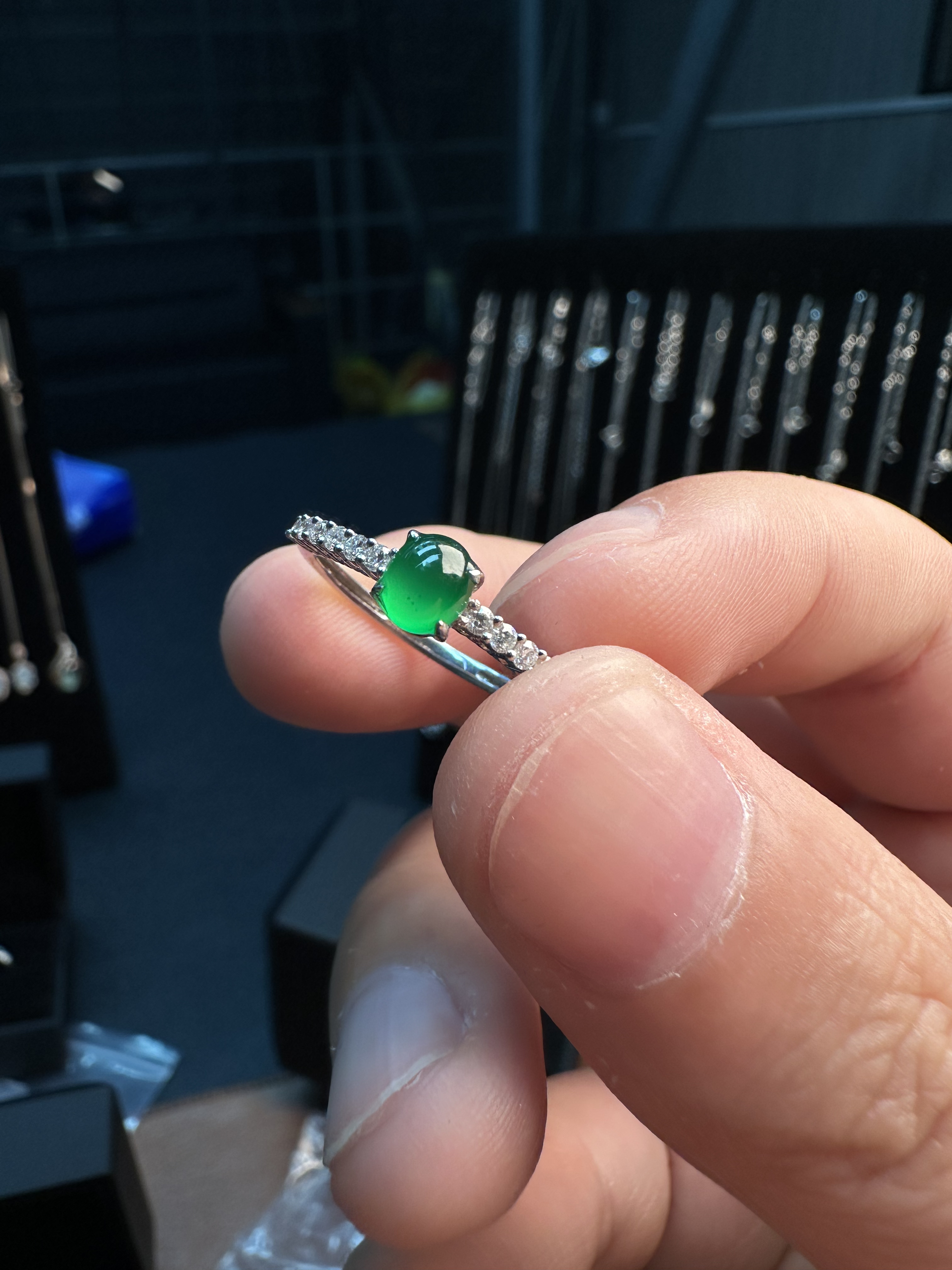 冰种冰阳绿蛋面戒指18K镶嵌危翠