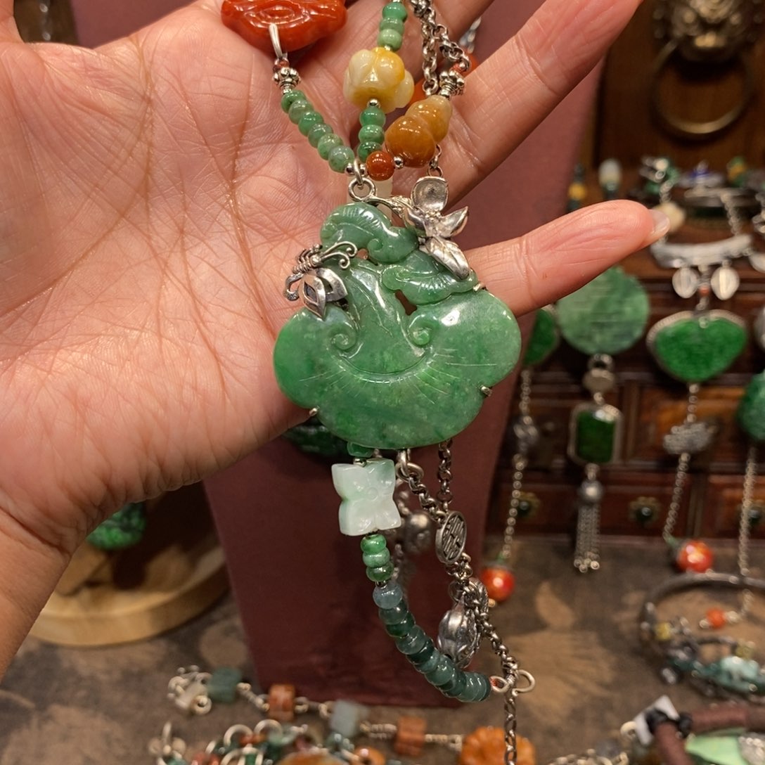 翡翠吊坠(赠链)未镶嵌