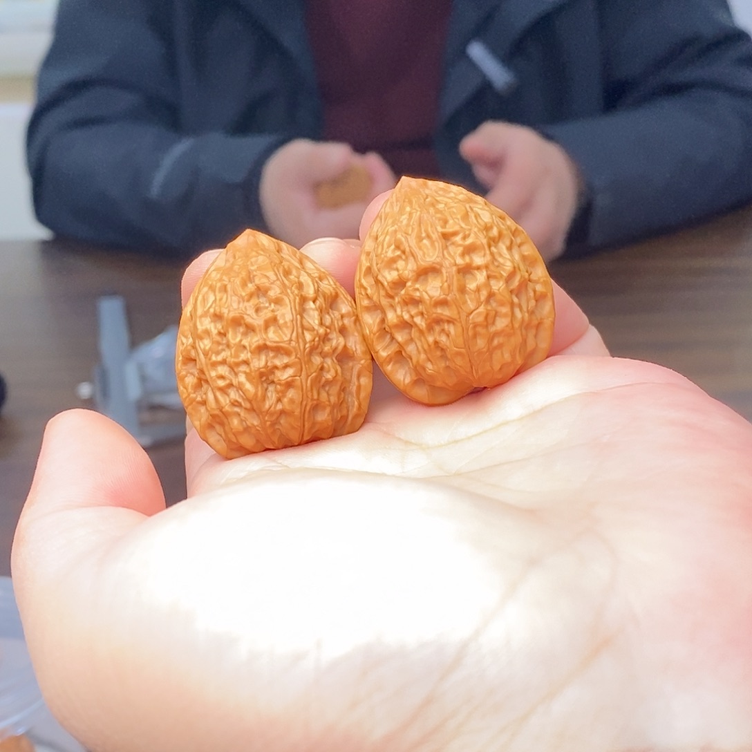 *****文玩核桃把件微修一抹红32