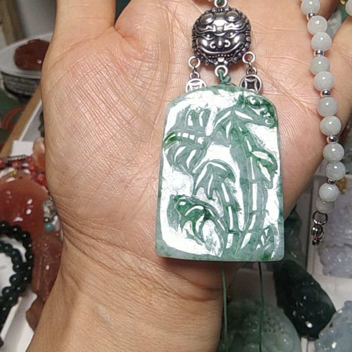 翡翠吊坠(赠链)未镶嵌