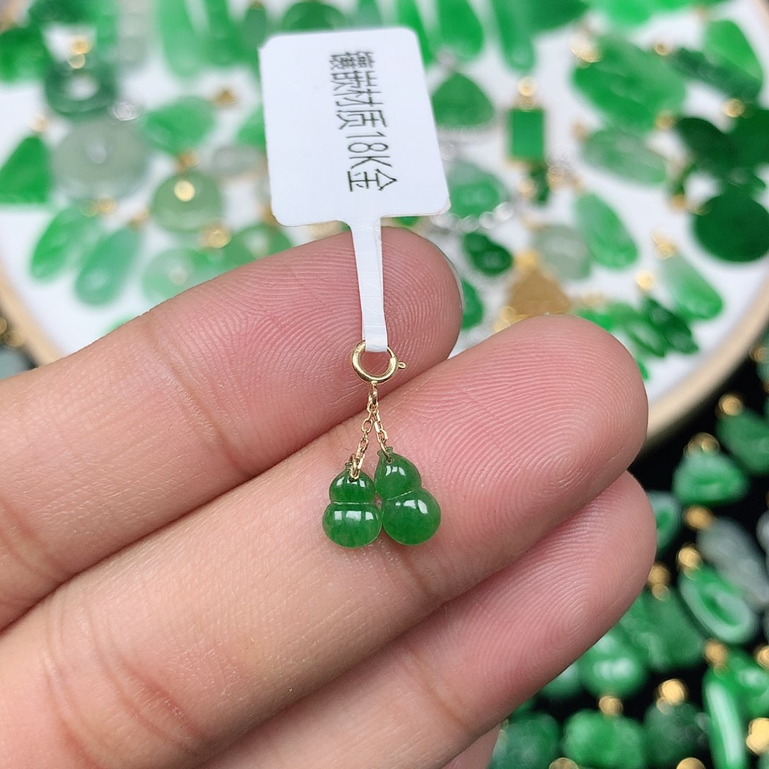 翡翠配石18K金扣 小巧精美满绿小葫芦一对