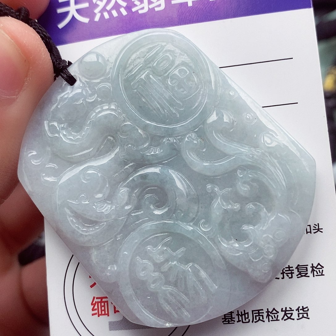 翡翠挂件未镶嵌翡翠