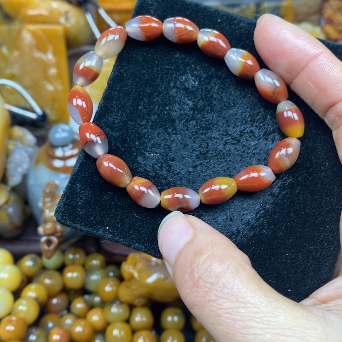 未镶嵌石英质玉（黄龙玉）颈饰