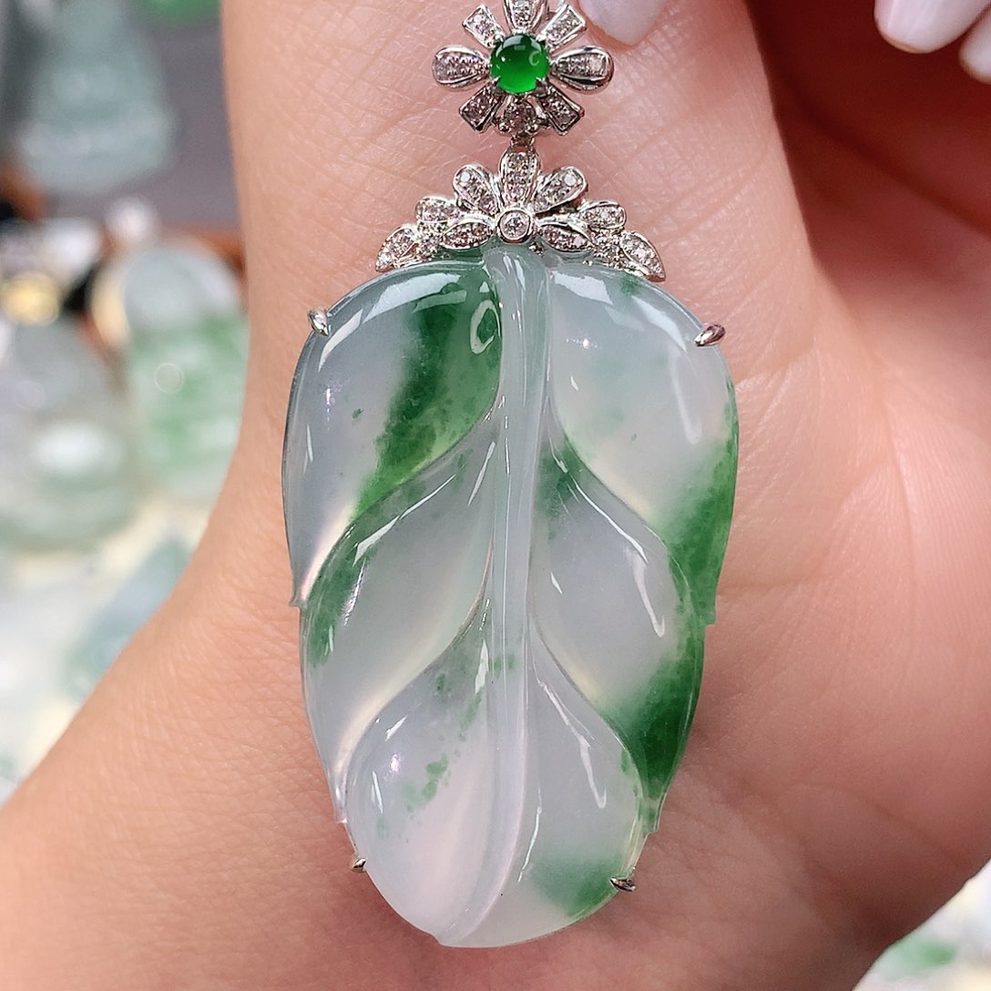 颈饰18K金镶嵌翡翠叶子