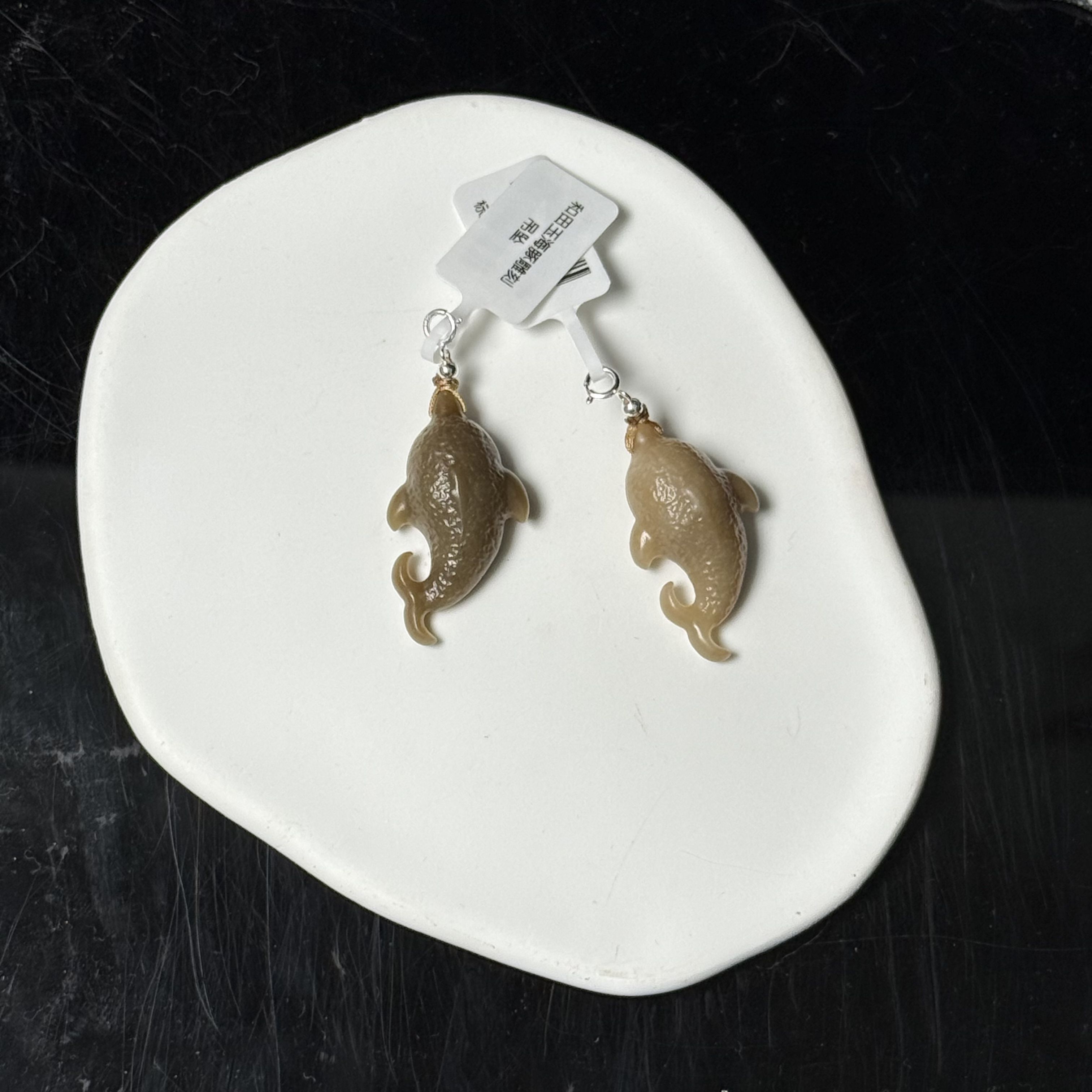 和田玉海豚雕刻吊坠（多样性发一）