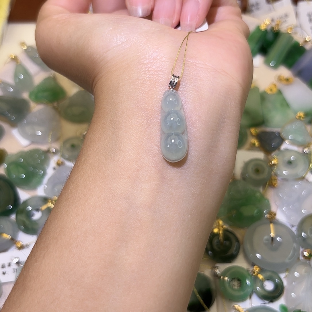 l***r翡翠18K金镶嵌颈饰豆子