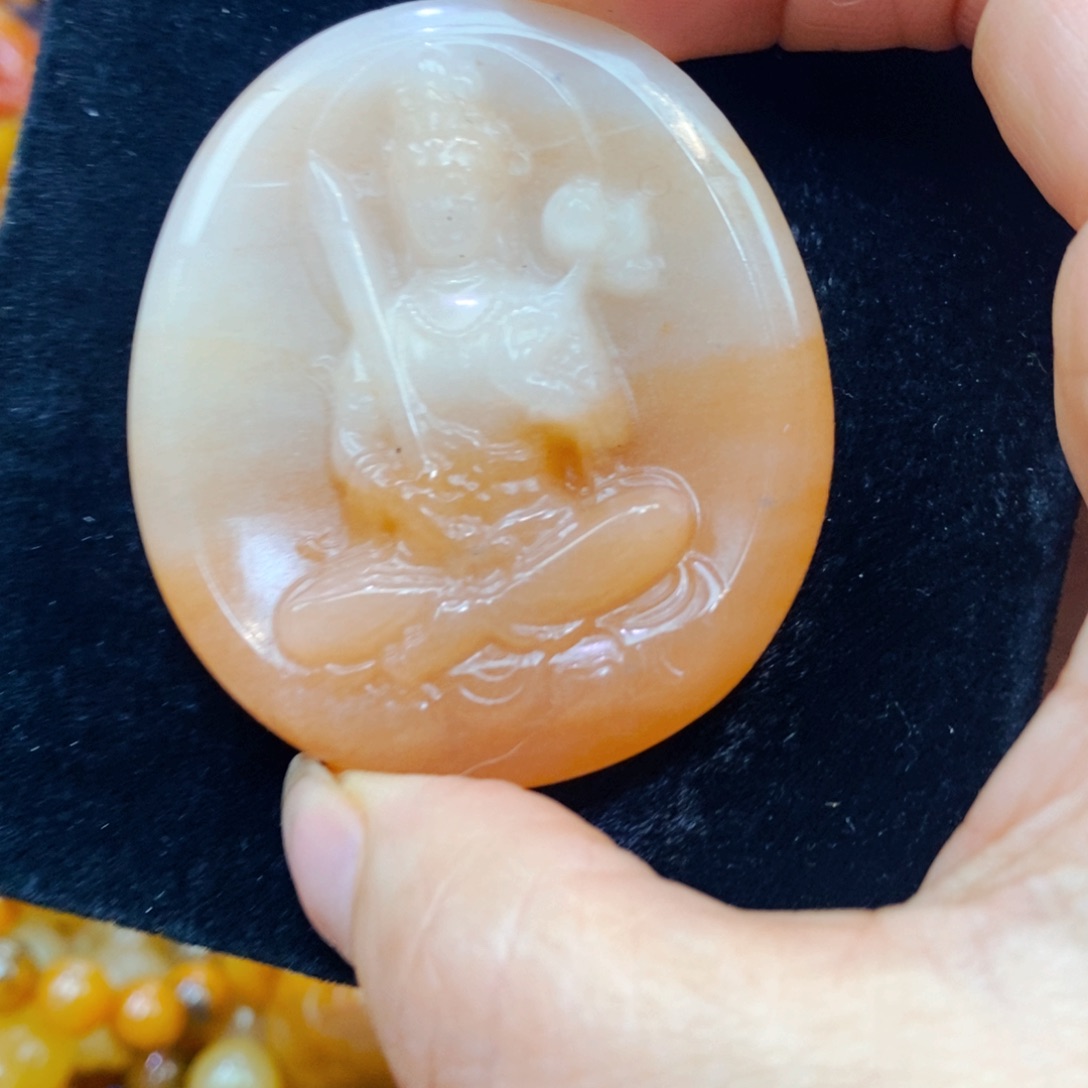 未镶嵌石英质玉（黄龙玉）颈饰