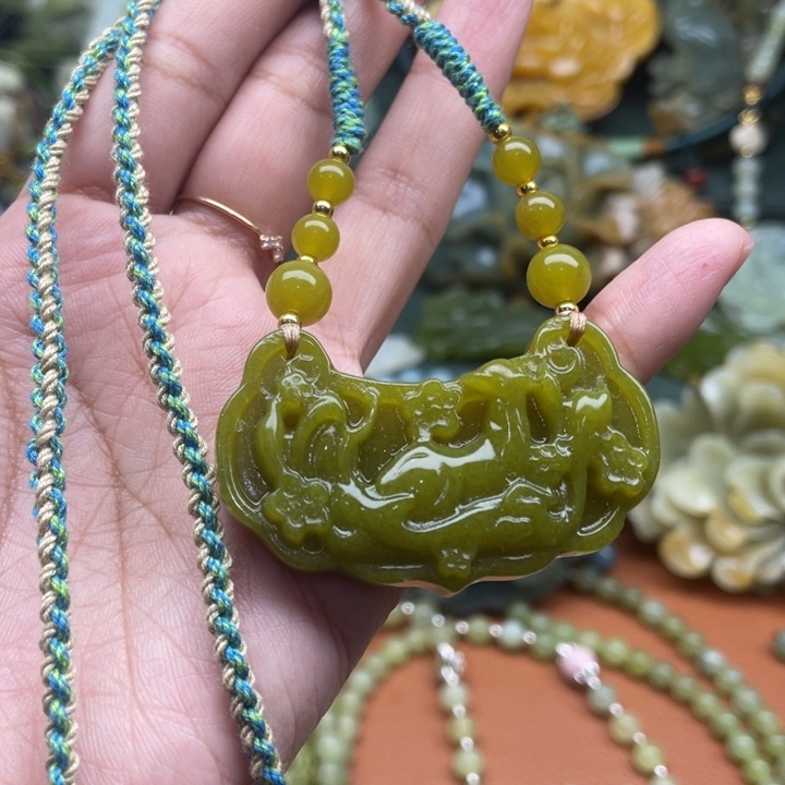 蛇纹石玉吊坠合金
