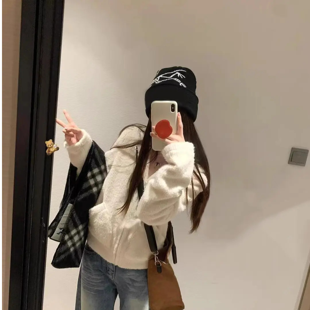 不起球的韩系白色正肩拉链连帽毛衣冬2025新款奶fufu软糯针织开衫