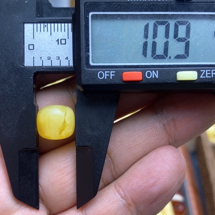 琥珀裸石未镶嵌60号10.9*9.9微瑕