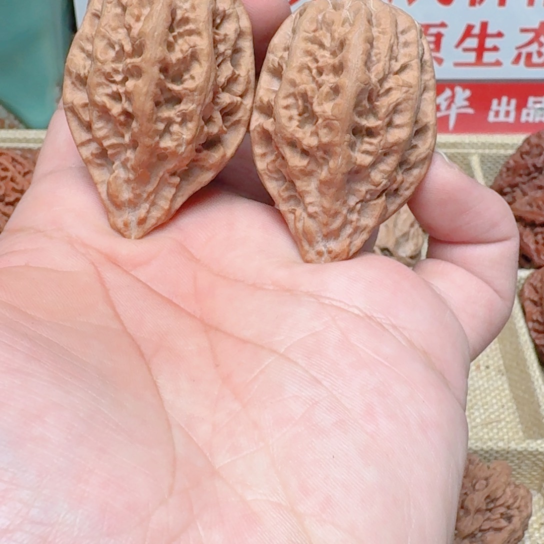 猩***吊坠文玩核桃奶油龙脊 石中剑