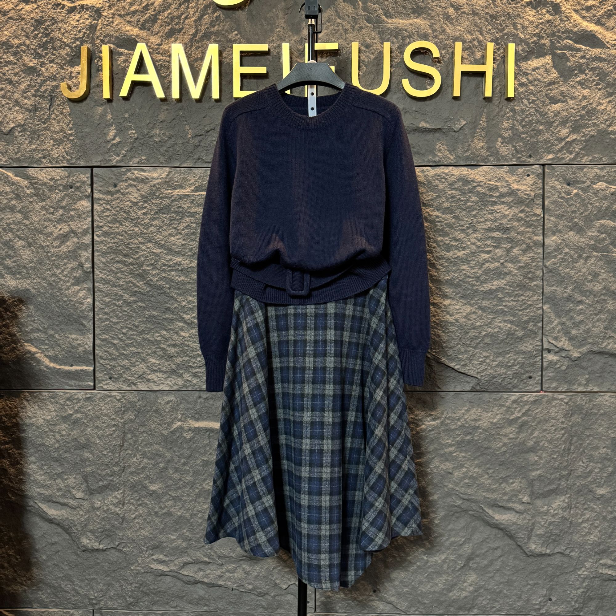 佳美大码女装 秋冬气质款收腰针织衫搭配格纹不规则长裙套装1559