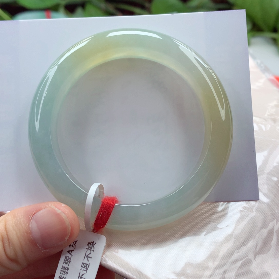 翡翠手镯未镶嵌53圈 冰胶纯，完整度高。小小