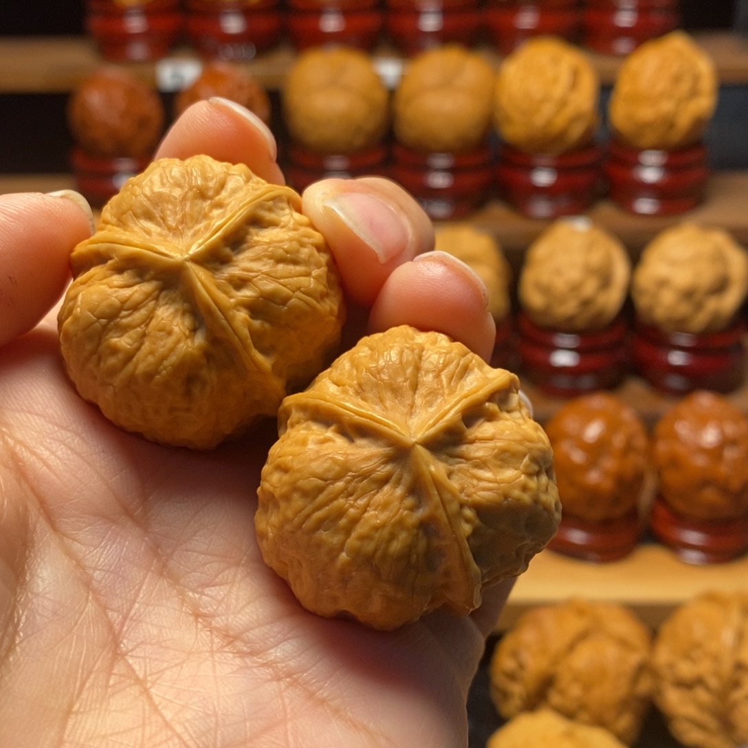 文玩核桃把件玉玺三棱36尺
