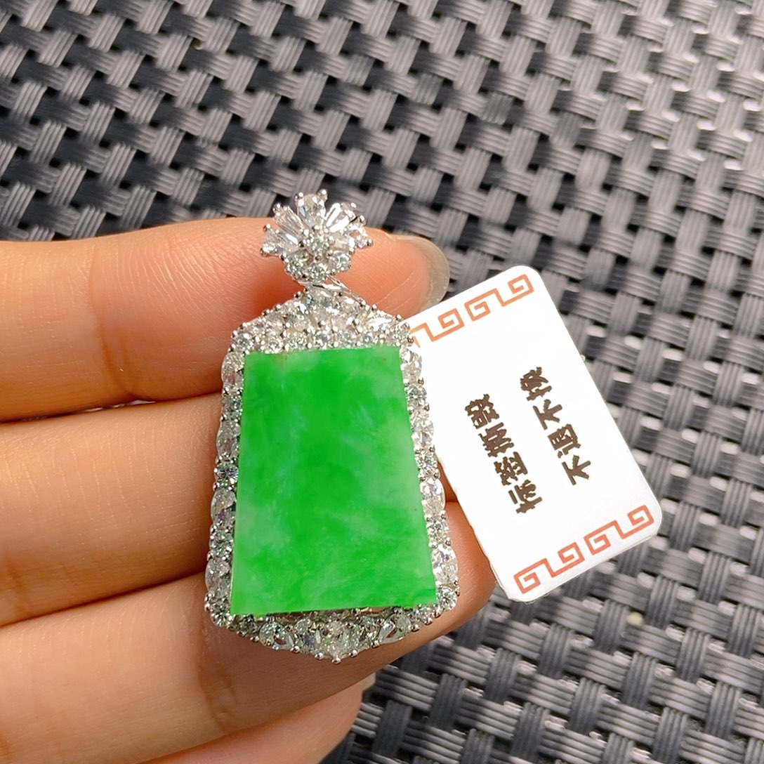奔***跑颈饰银S925镶嵌翡翠