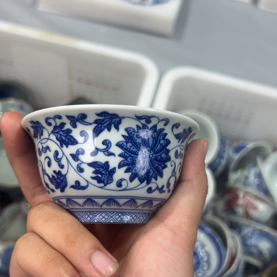白青花缠枝莲压手杯全
