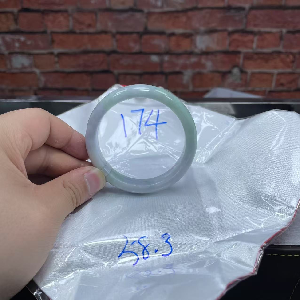 毛货手镯需精细抛光/174