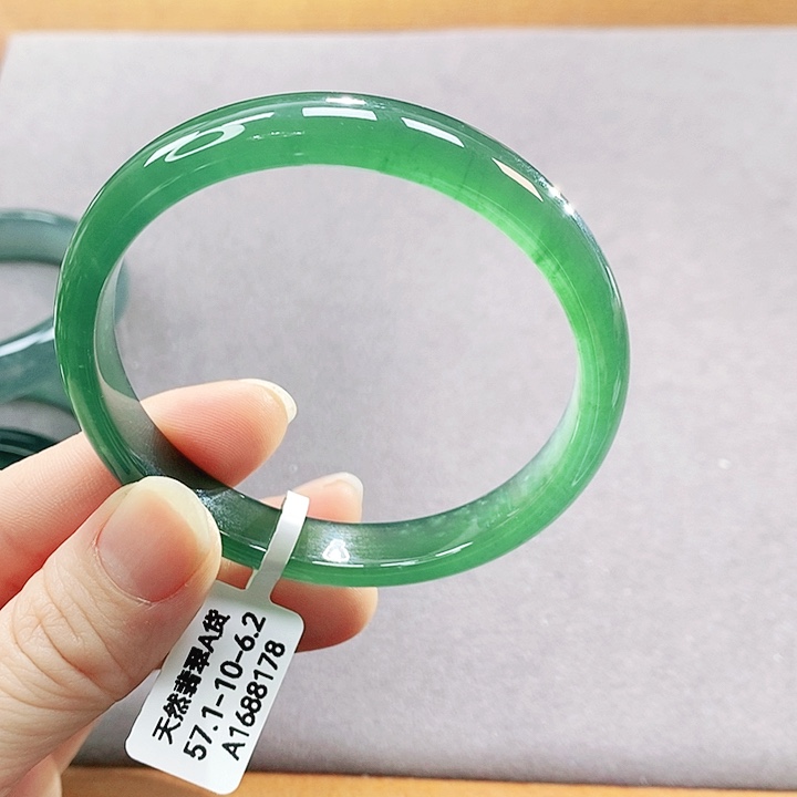 翡翠未镶嵌手镯（圆镯）