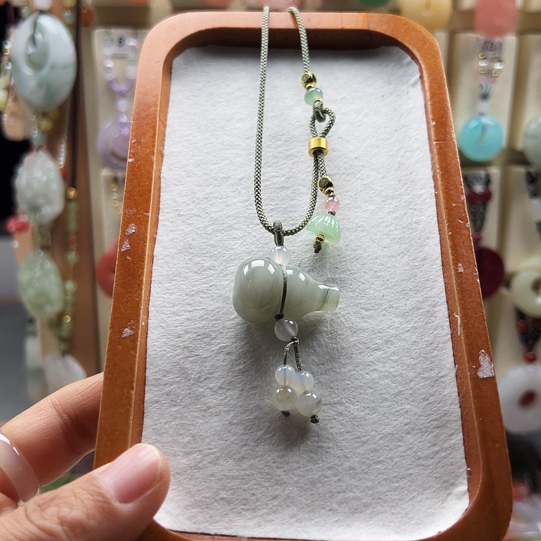 石英质玉合金颈饰