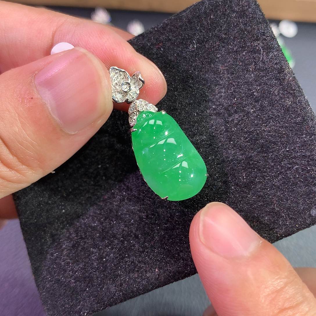 翡翠吊坠(赠链)18K金镶嵌