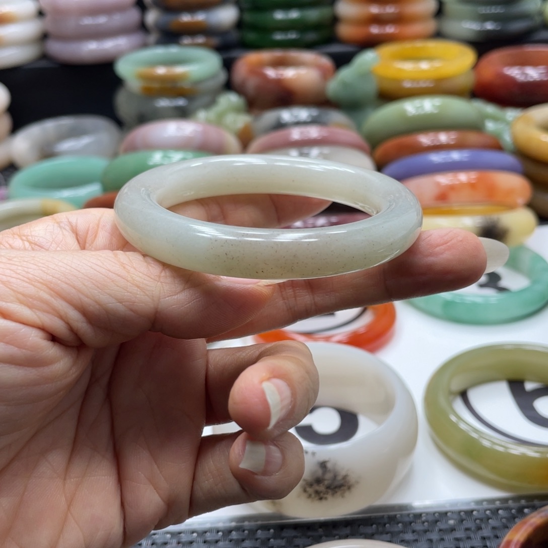 石英岩玉未镶嵌手镯