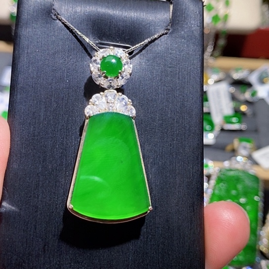 翡翠未镶嵌颈饰吊坠