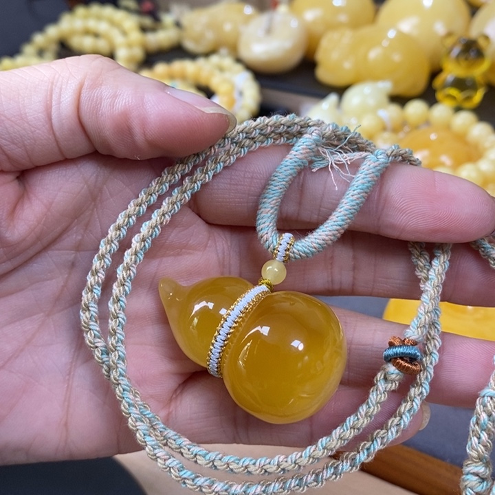 琥珀裸石未镶嵌葫芦