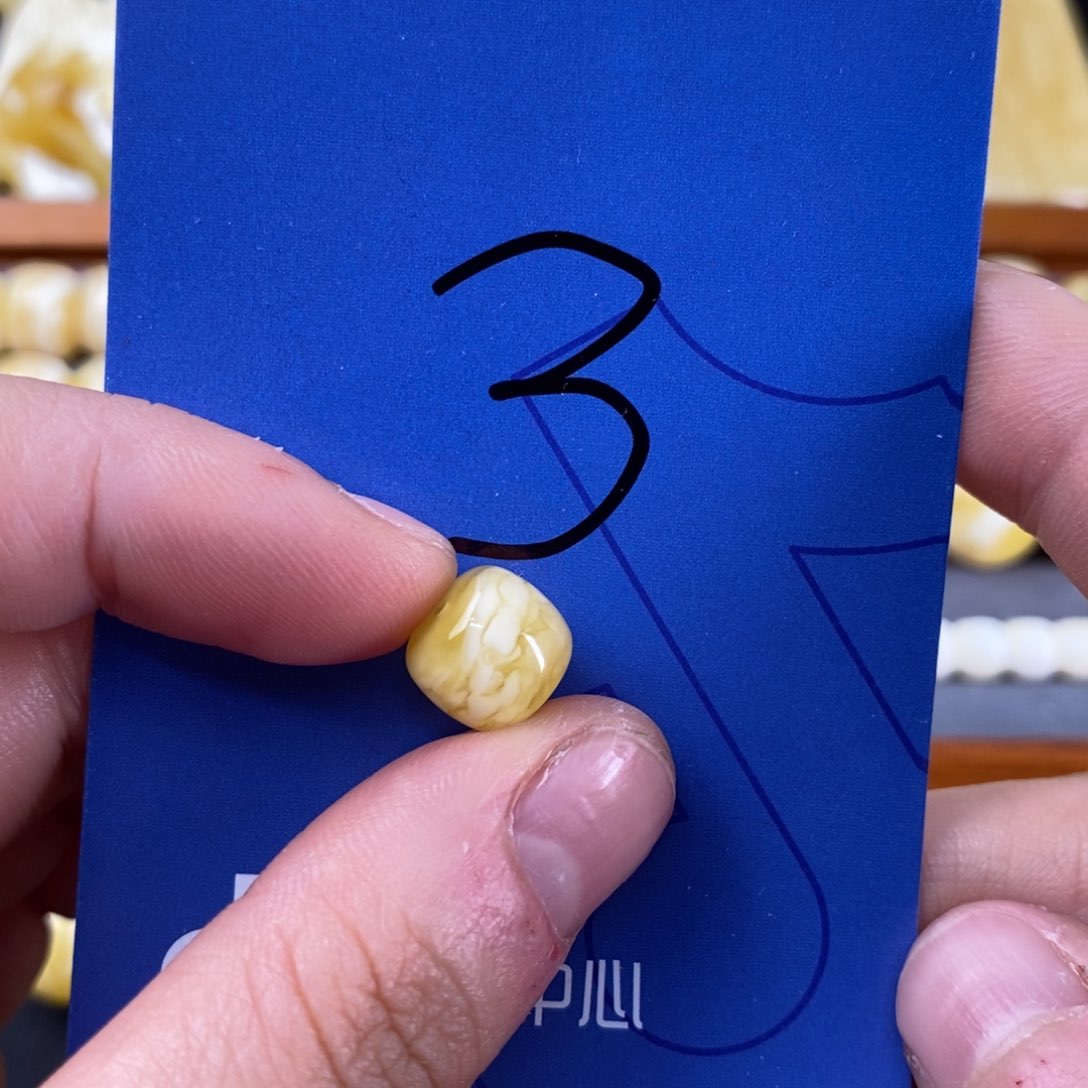 琥珀裸石未镶嵌三*水蜜蜡