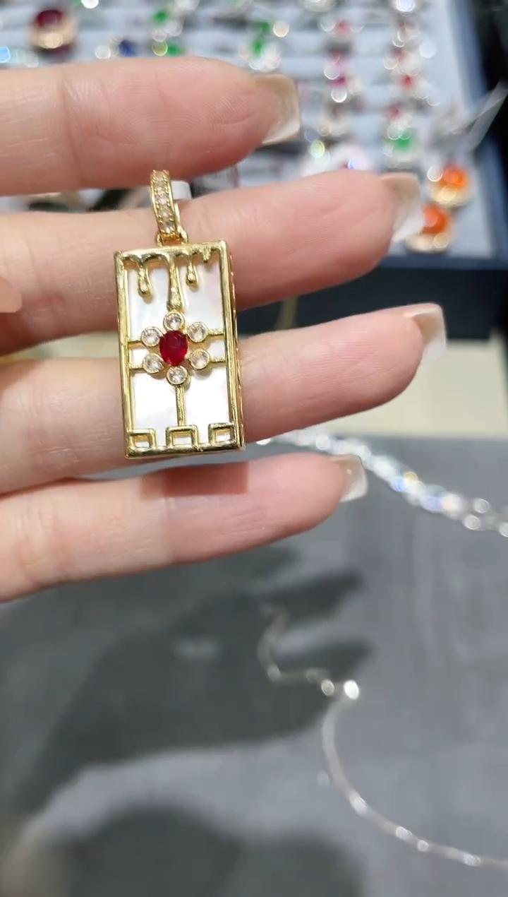 18K金镶嵌红宝石吊坠