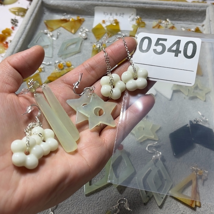 王***大蛇纹石玉未镶嵌耳饰