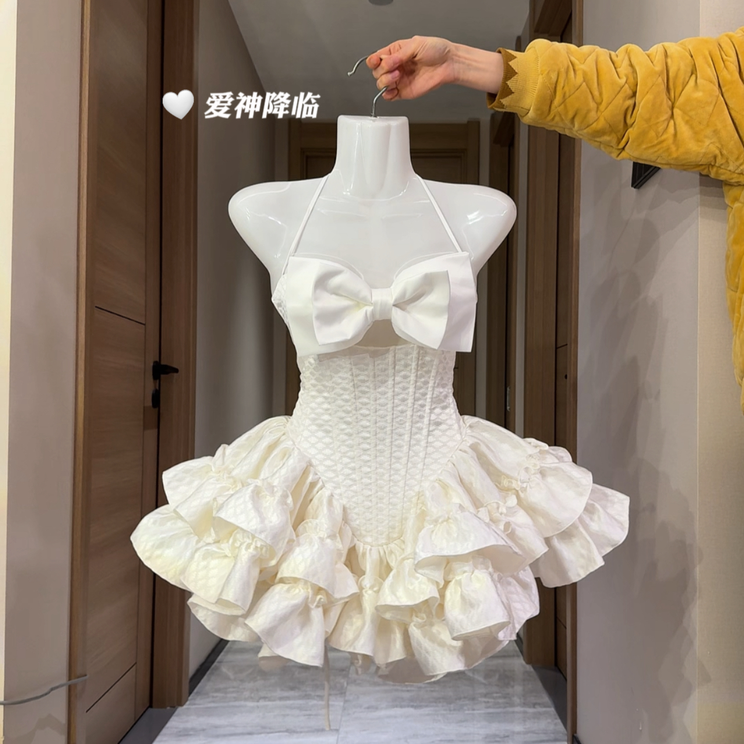 爱神降临/新款法式精致风挂脖蝴蝶结抹胸A字蓬蓬短裙套装