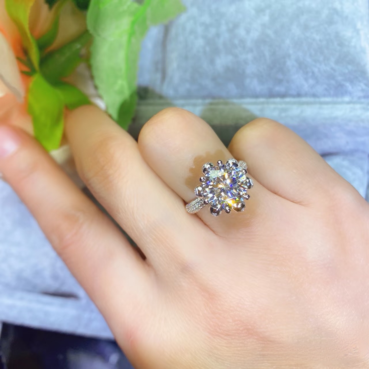 925银莫桑石戒指 【冰雪皇后】S925莫桑订婚求婚女钻戒镶嵌时尚豪华