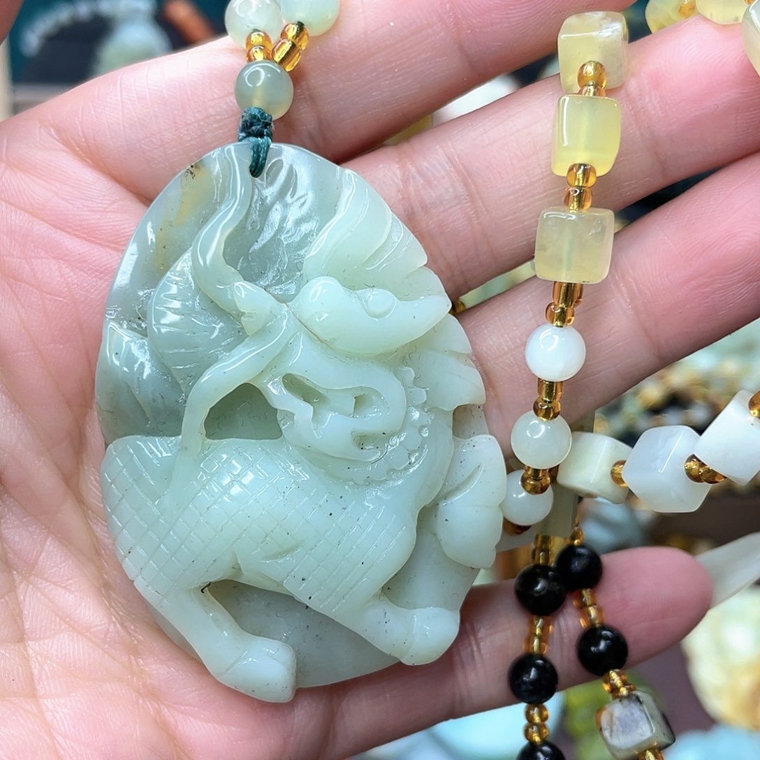 蛇纹石玉颈饰未镶嵌