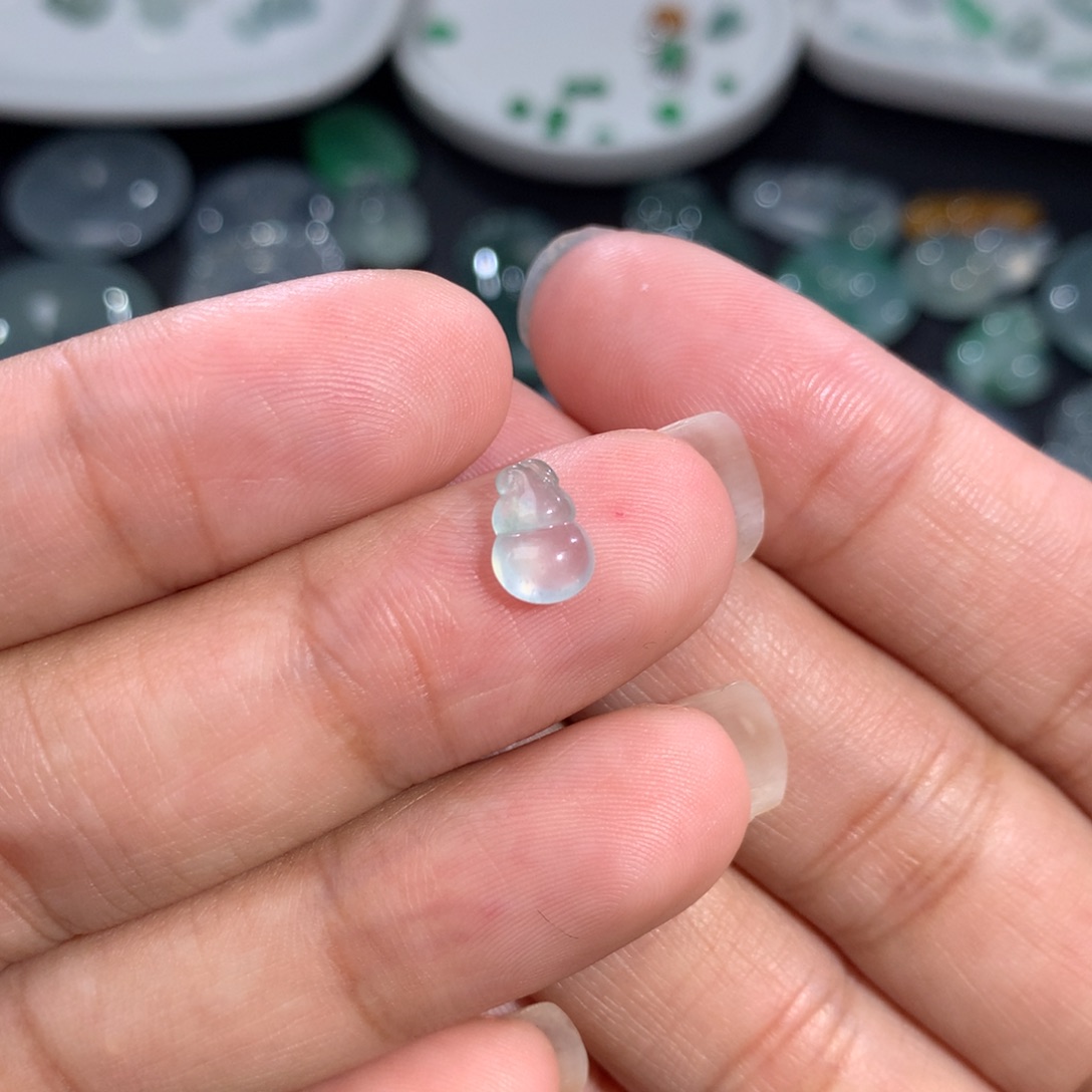 翡翠裸石未镶嵌飘花葫芦