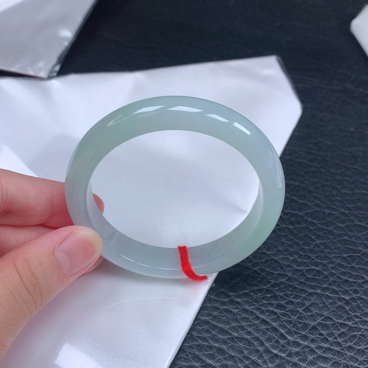 翡翠手镯未镶嵌。