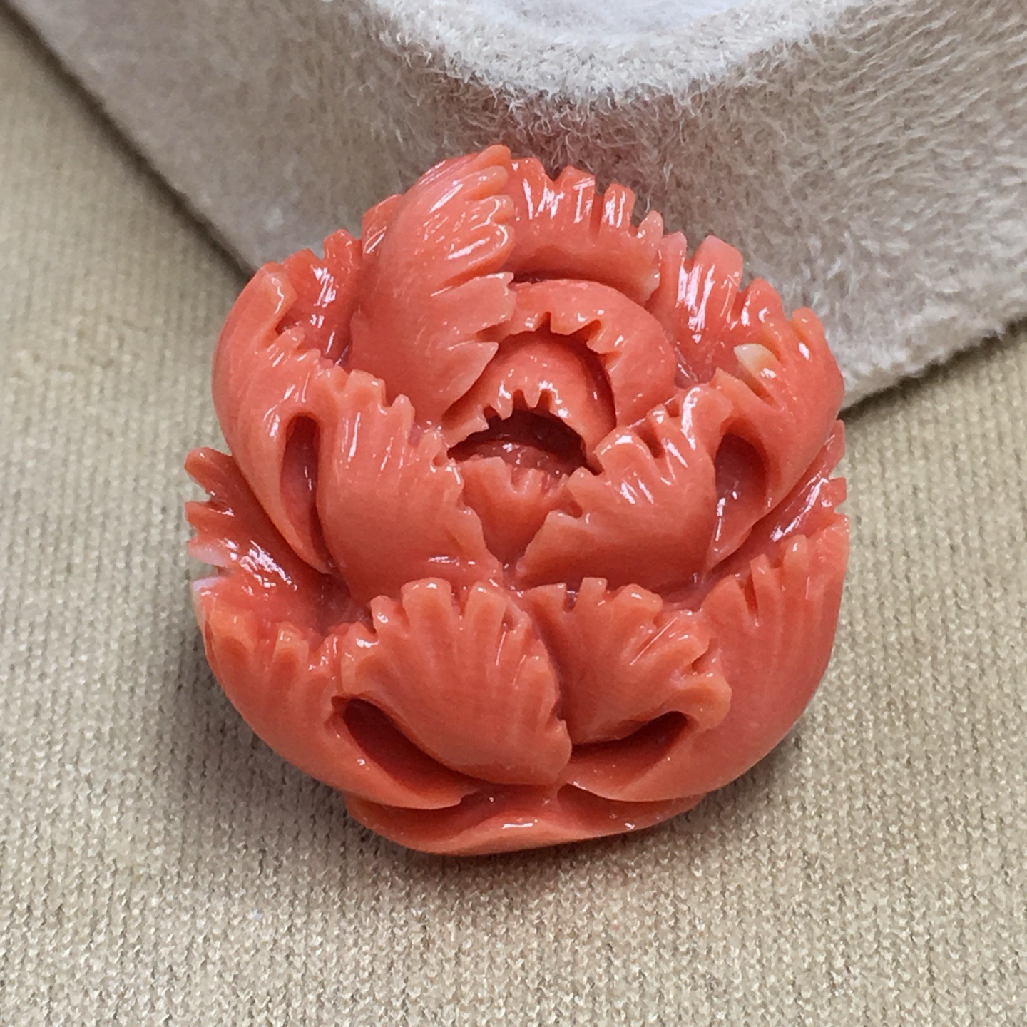 台湾momo珊瑚天然深红色雕刻牡丹花，日本名家山川明崩作品